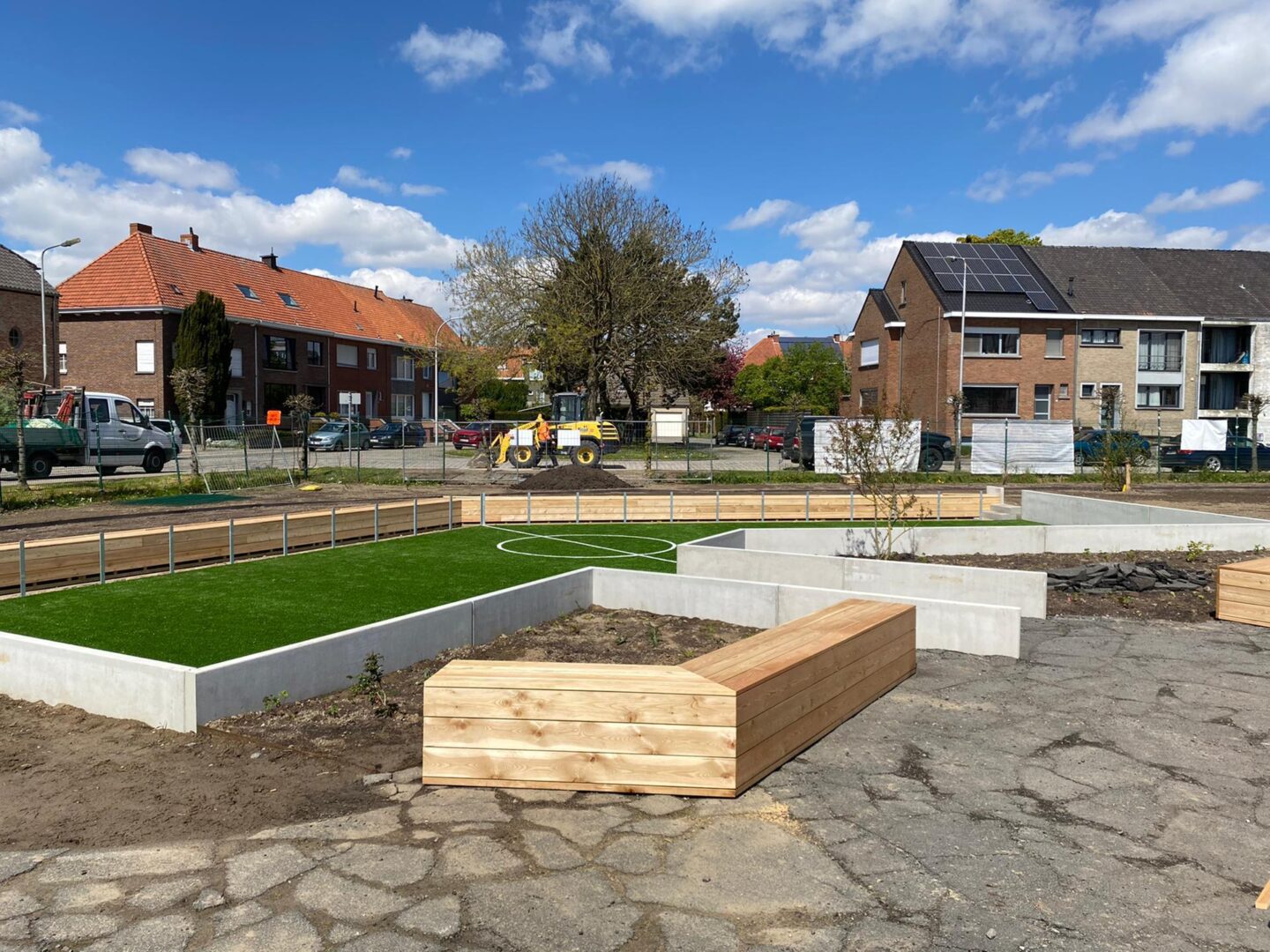 Bosch Beton - Keerwanden voor eerste duurzame schoolplein in Kortrijk (België)