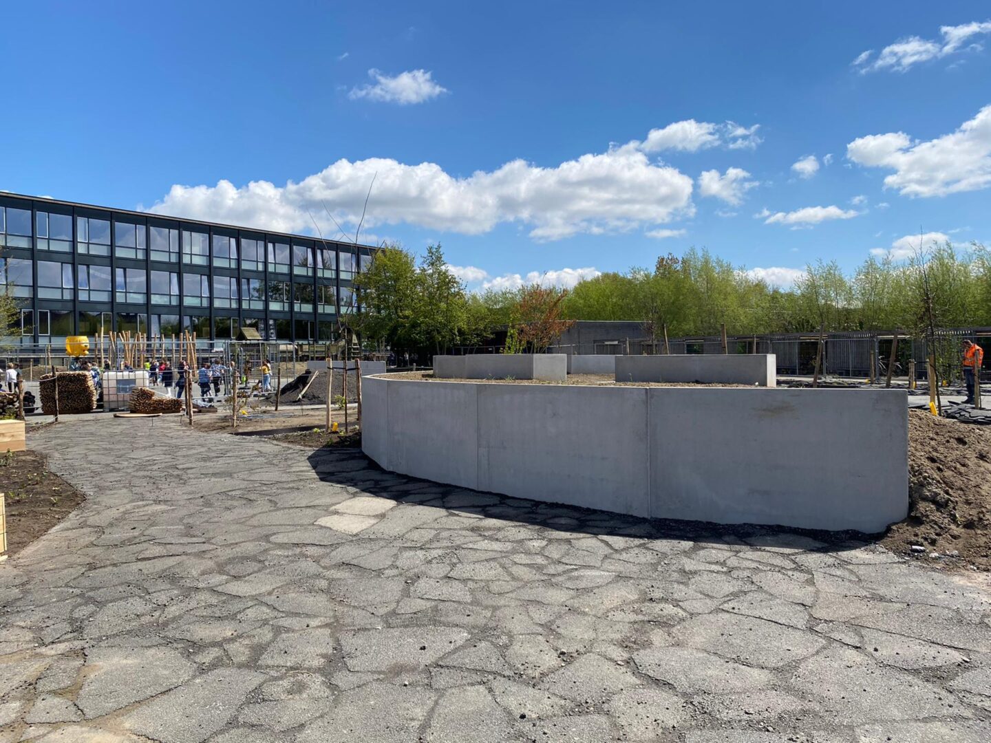 Bosch Beton - Keerwanden voor eerste duurzame schoolplein in Kortrijk (België)