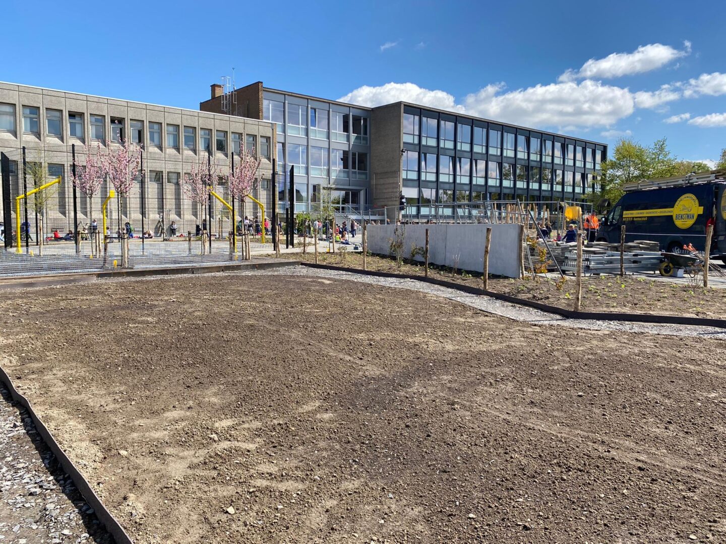 Bosch Beton - Keerwanden voor eerste duurzame schoolplein in Kortrijk (België)