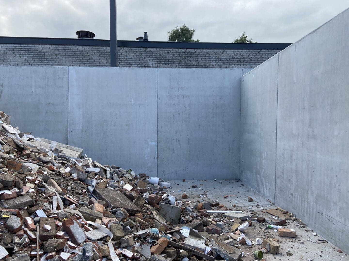 Bosch Beton - Extra opslag met keerwanden bij Schrootbedrijf G. Schrijver in Apeldoorn