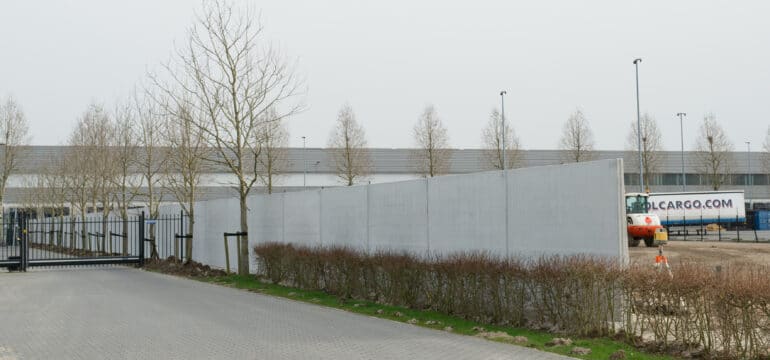 Bosch Beton - Keerwanden als terreinafscheiding bij transportonderneming Mol Cargo in Tiel