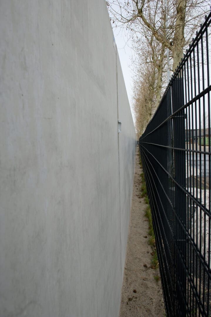 Bosch Beton - Keerwanden als terreinafscheiding bij transportonderneming Mol Cargo in Tiel