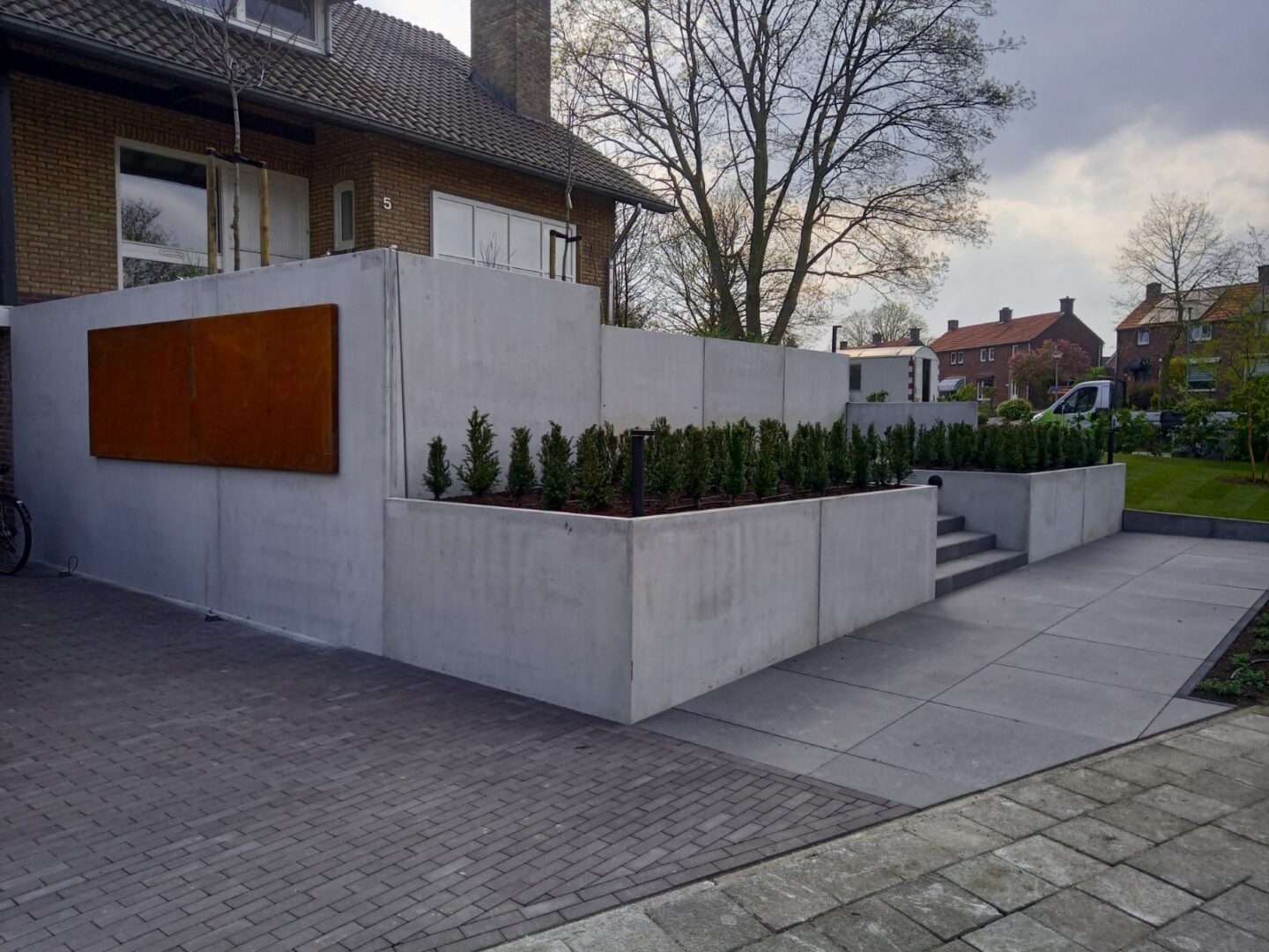 Bosch Beton - Niveauverschil met keerwanden in tuin in Grubbenvorst (© Fred van Wijlick Tuinen)