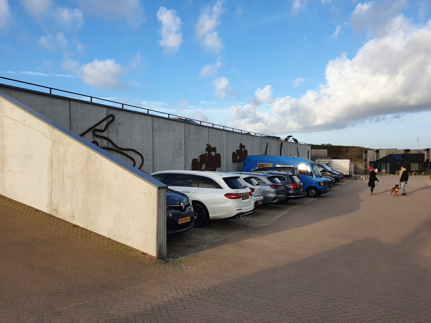 Bosch Beton - Keerwanden met kunst als grondkering bij circuit Zandvoort