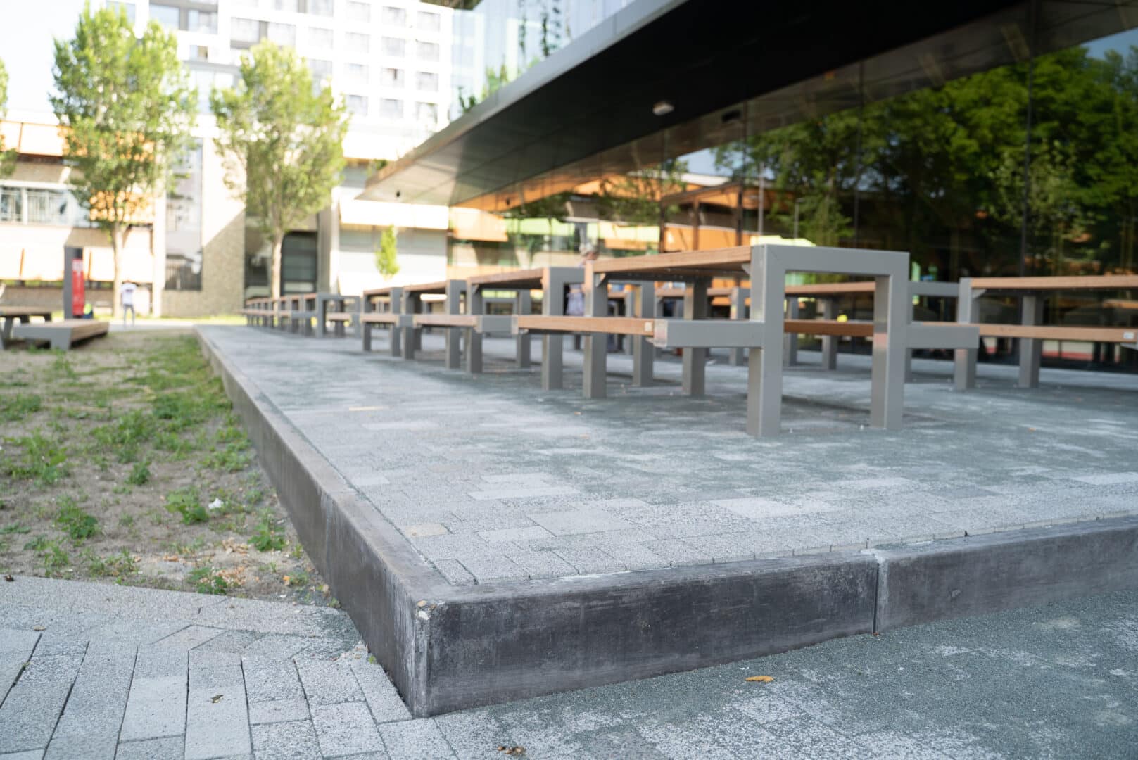 Bosch Beton - Maatwerk antraciet keerwanden bij TU Delft