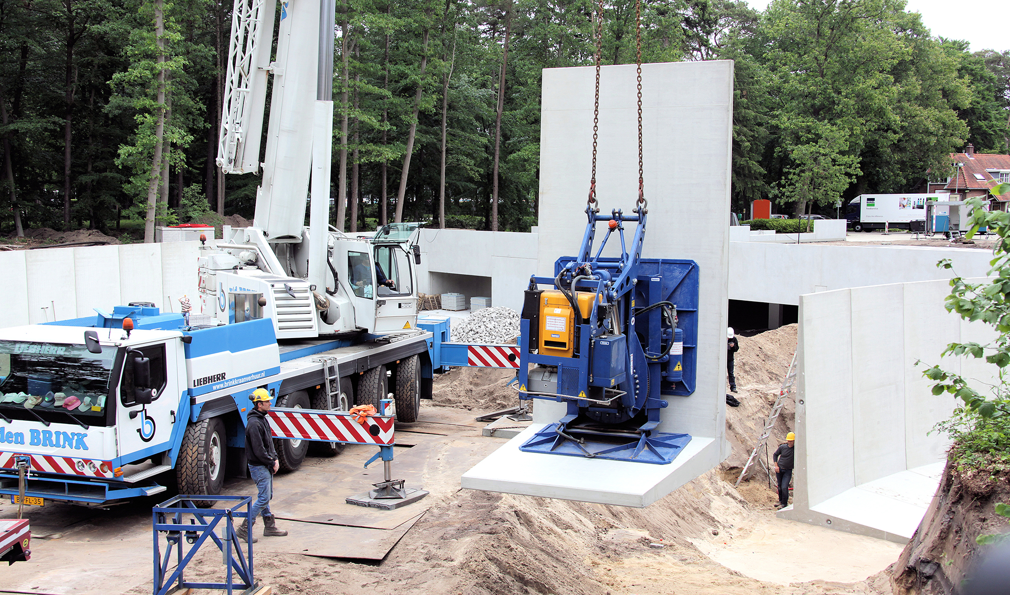 Bosch Beton - Keerwanden plaatsen met telekraan en hydraulische vacuümklem