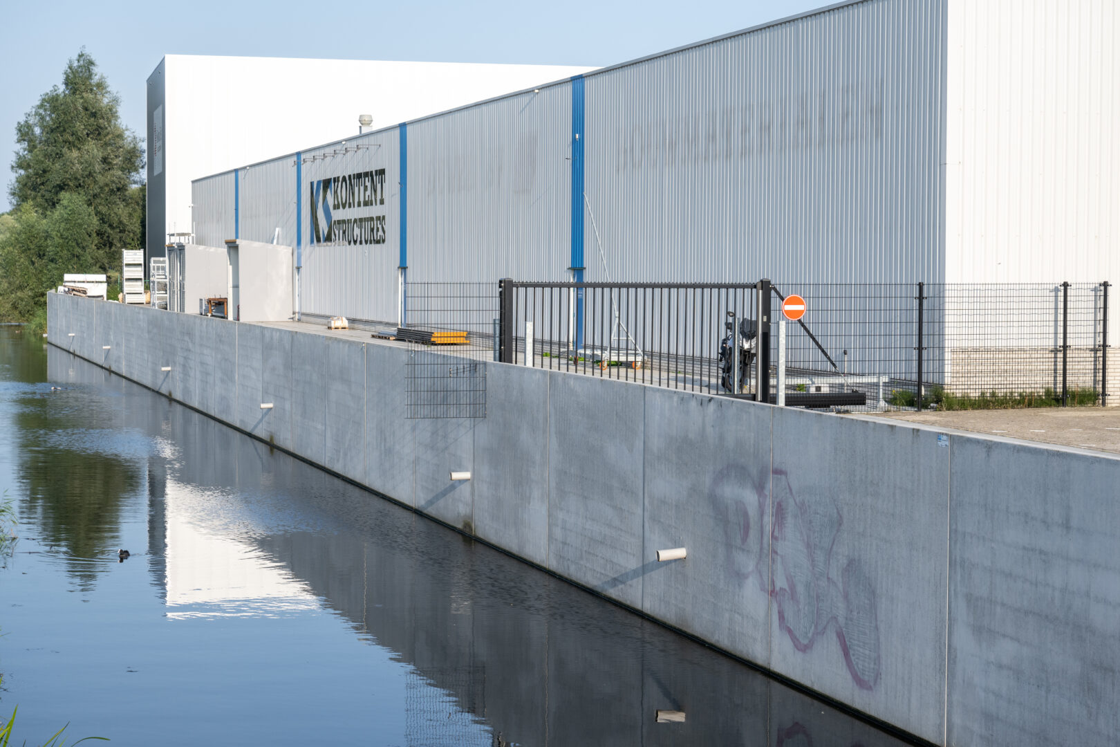 Bosch Beton - Kademuur van keerwanden langs bedrijf in Alphen aan den Rijn