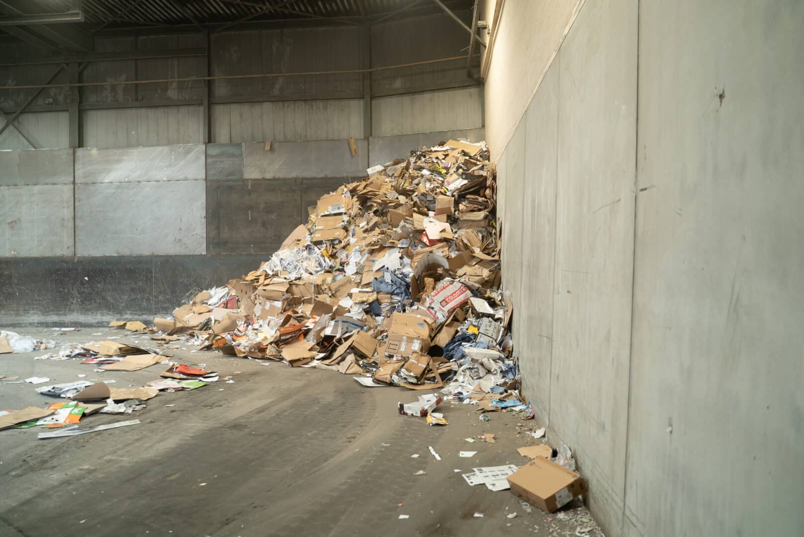 Sterke keerwanden in papierloods van Van Gerrevink Recycling, Apeldoorn