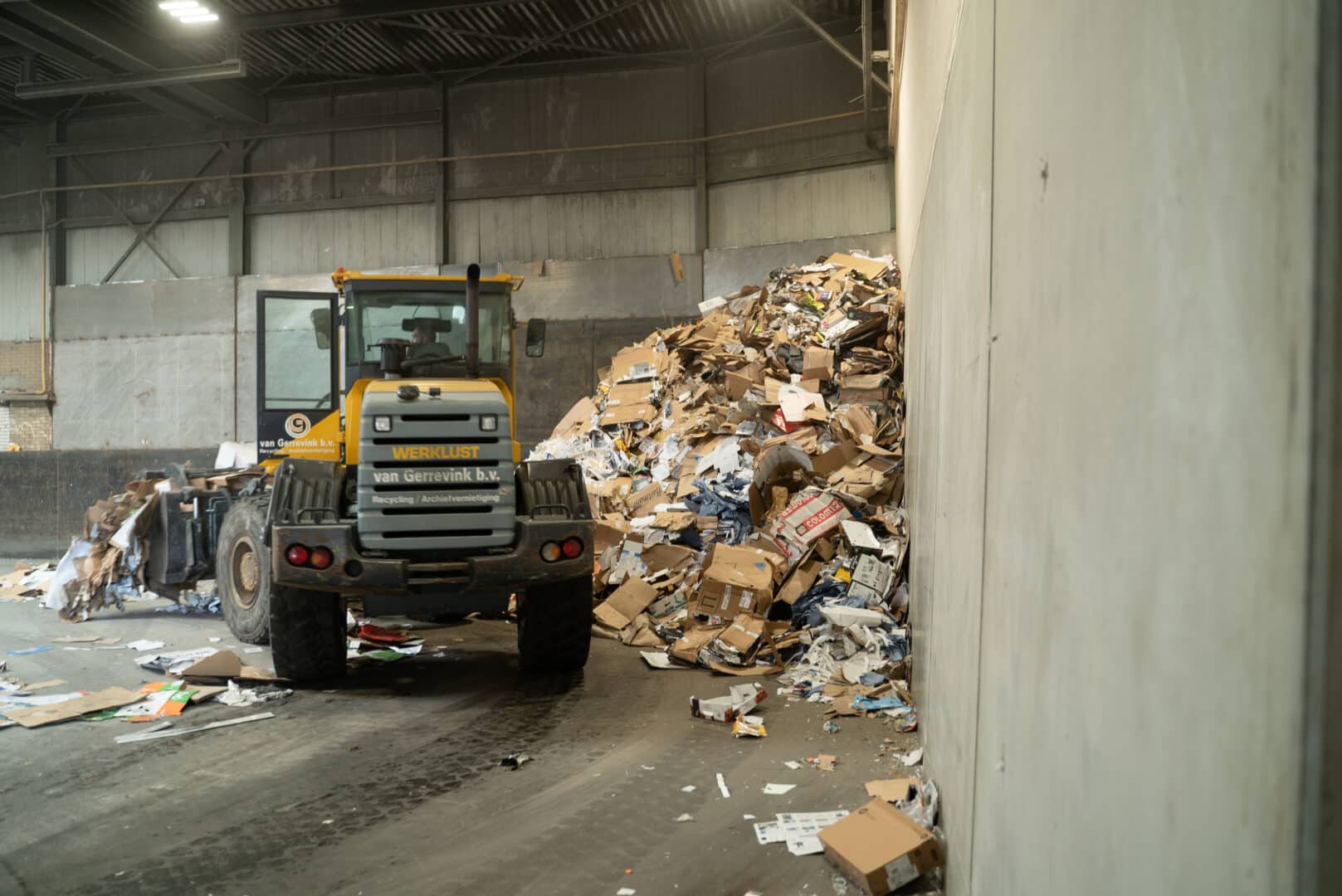 Sterke keerwanden in papierloods van Van Gerrevink Recycling, Apeldoorn