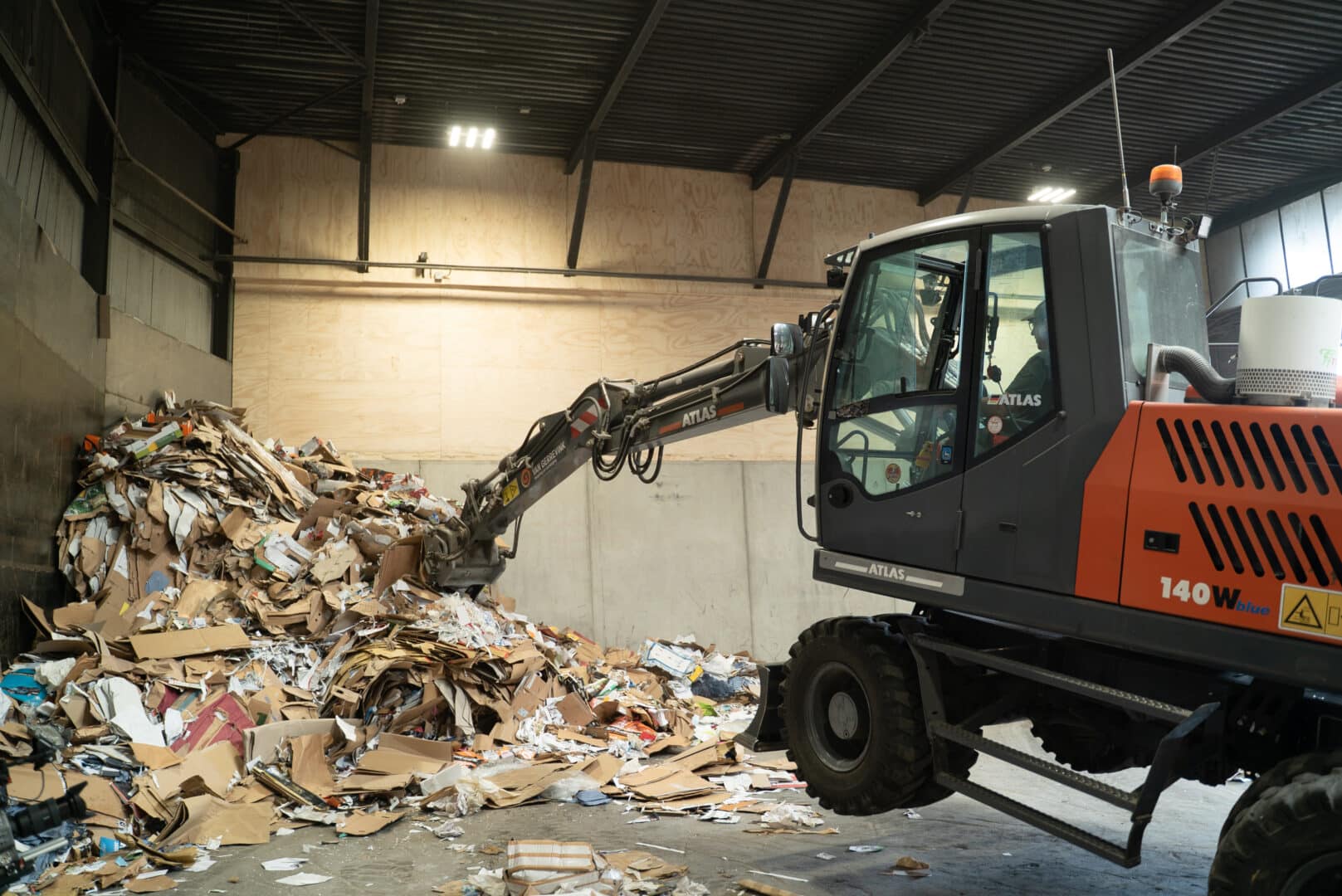 Sterke keerwanden in papierloods van Van Gerrevink Recycling, Apeldoorn