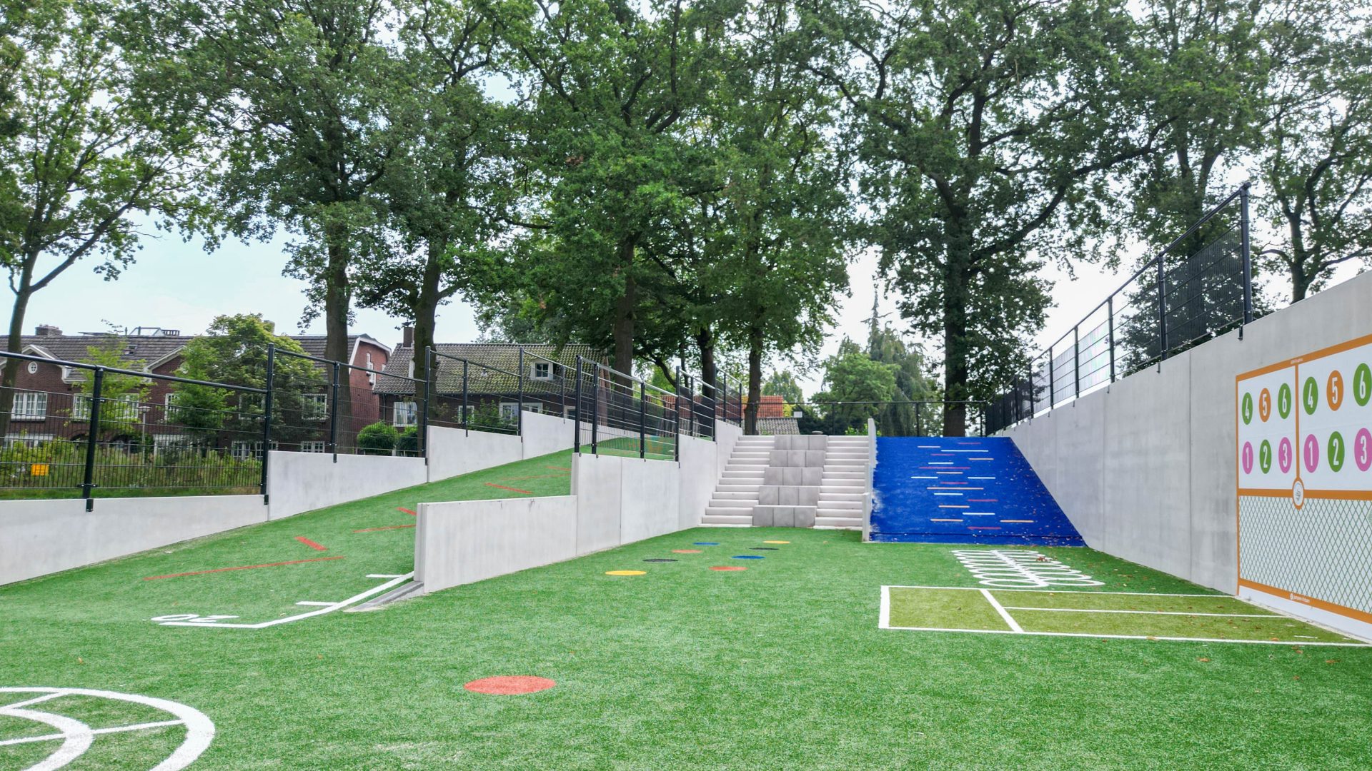 Overzichtsfoto van het multifunctionele beweegpark met keerwanden als basis
